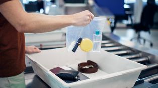 Koniec kolejek na wrocławskim lotnisku? 8,4 mln zł od wojewody na nowe bramki do kontroli granicznej