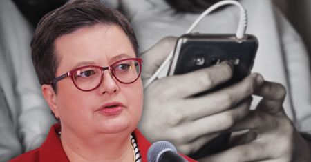 Zakaz smartfonów w szkołach? Wiceminister ujawnia szczegóły
