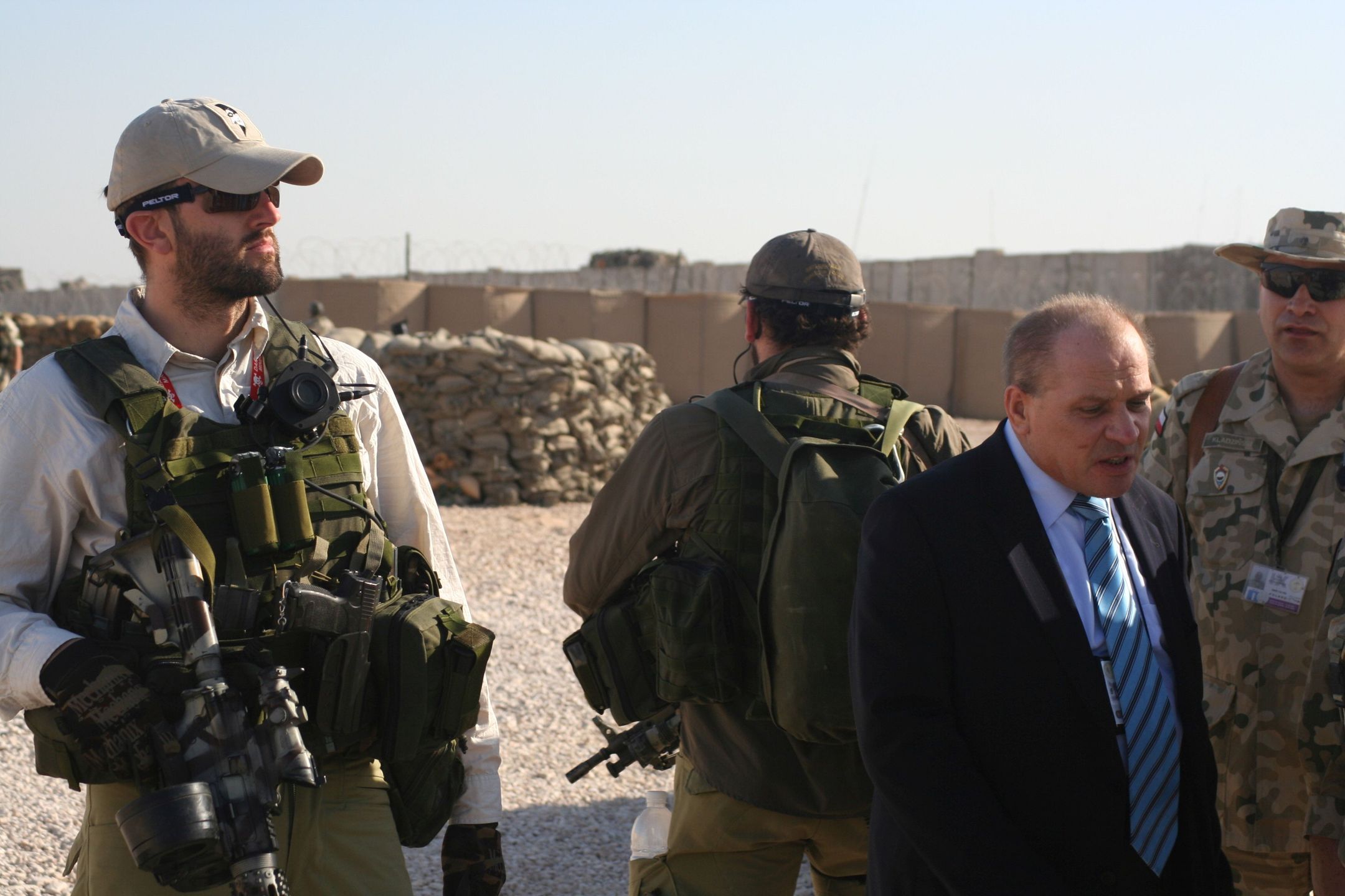 Gen. Edward Pietrzyk w Camp Echo w Diwaniji ochraniany przez żołnierzy sił specjalnych. Kilka miesięcy po zamachu na jego życie. Grudzień 2007 roku 