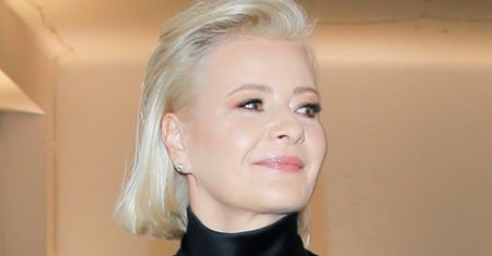 Szukasz sukienki na sylwestra dla 50-latki? W kreacjach w stylu Kożuchowskiej i Olejnik będziesz wyglądać elegancko i modnie