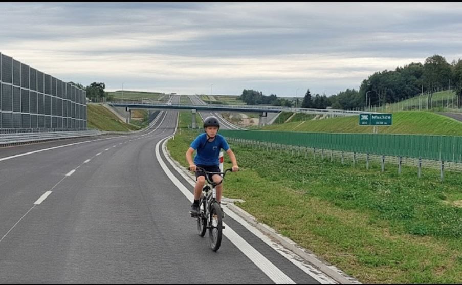 Płońsk: 13-letni Ukrainiec jechał do nowo poznanej dziewczyny rowerem po S7