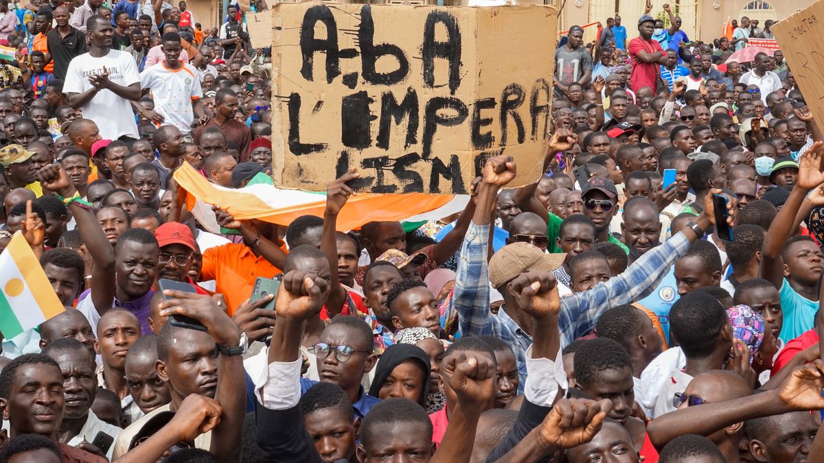 Protesters display a sign reading â��Down with imperialismâ�� during a rally in Niamey, Niger, 03 August 2023. Protesters rallied against the sanctions imposed on their country by the Economic Community of West African States, (ECOWAS), to demand the departure of the French military from the country and expressed their support for the junta. On 26 July General Abdourahamane Tchiani declared himself the new leader of Niger, after a coup against democratically elected President Mohamed Bazoum. EPA/ISSIFOU DJIBO Dostawca: PAP/EPA.
