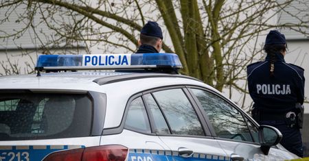 Z 3 promilami we krwi uciekała policji. W aucie wiozła córkę