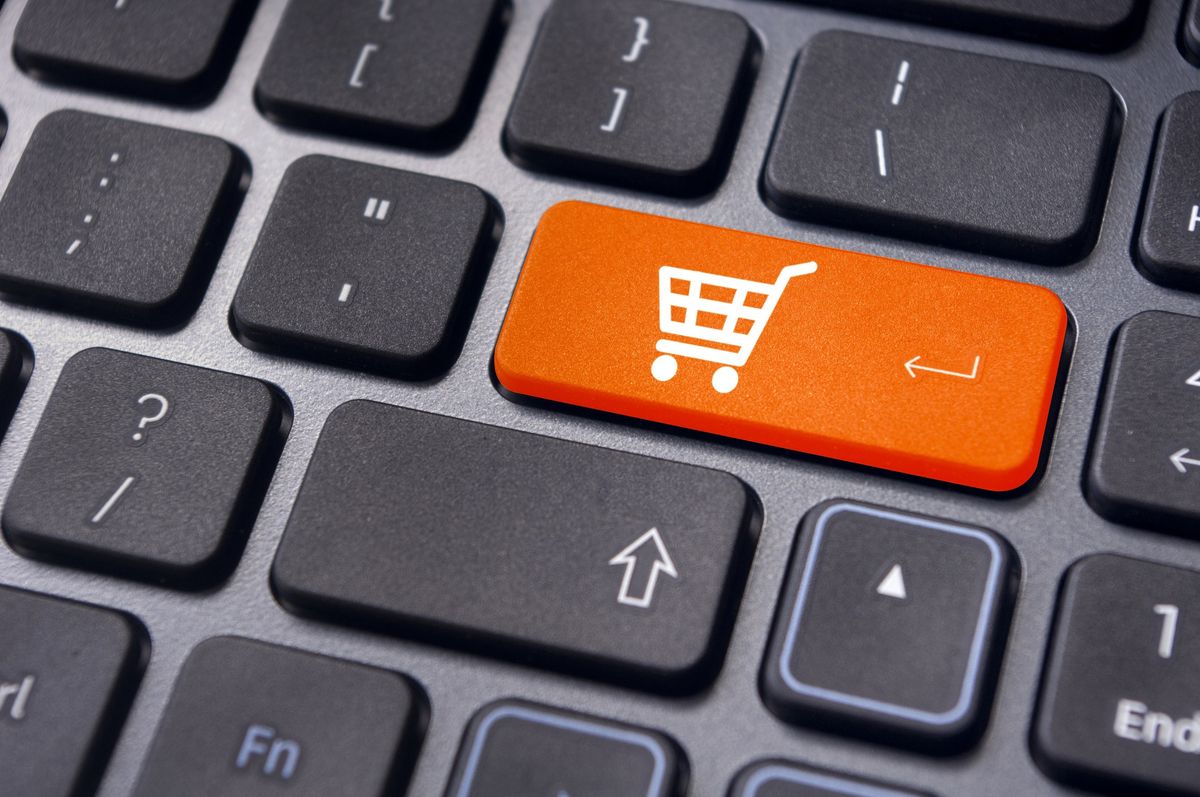 Bezpieczne zakupy przez internet. Co dzień wybierają się na nie tysiące Polaków