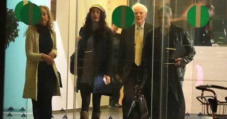 Ciężarna Amal Clooney z Georgem i teściami na lotnisku (ZDJĘCIA)