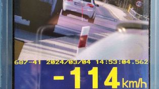 Nocny wypadek w Zakopanem. Auto wypadło z drogi. Trzy osoby zostały ranne