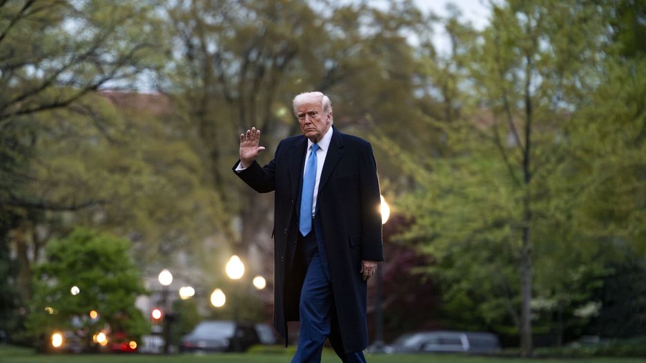 US President Donald Trump waves while crossing the South Lawn after exiting Marine One at White House in Washington, DC, USA, on 06 April 2025. Trump is returning from Florida. EPA/BONNIE CASH / POOL Dostawca: PAP/EPA.