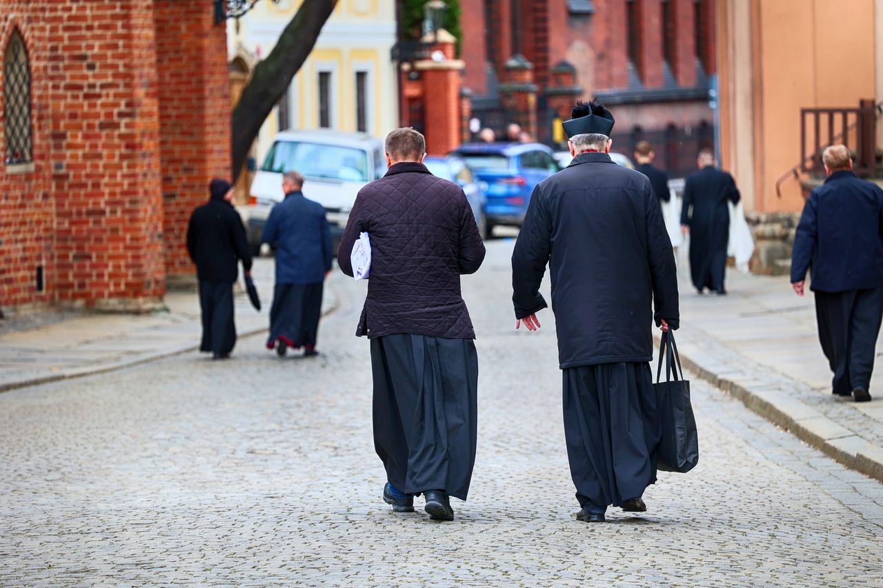 Ksiądz wszedł im do domu. Oniemiał, gdy zobaczył w kuchni