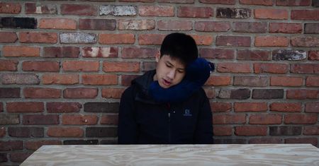 Myślisz, że masz wygodną poduszkę podróżną? Wypróbuj J-Pillow, najlepszy gadżet na drogę