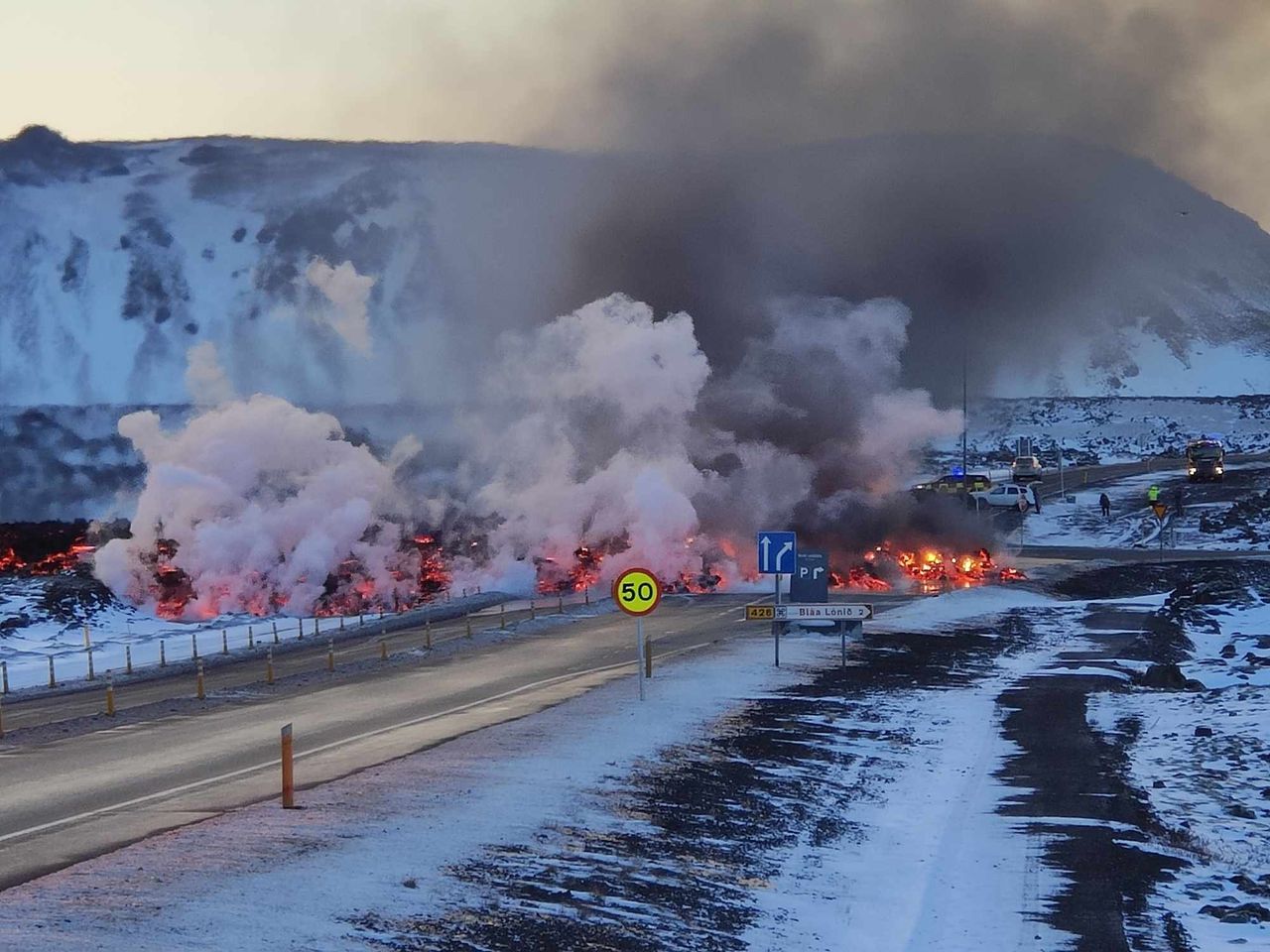 Lawa przelała się przez drogę Grindavíkurvegur / Fot. Vegagerðin