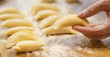Jogurtowe ciasto na pierogi zasługuje na medal. Łatwo się je zagniata, jest delikatne i elastyczne
