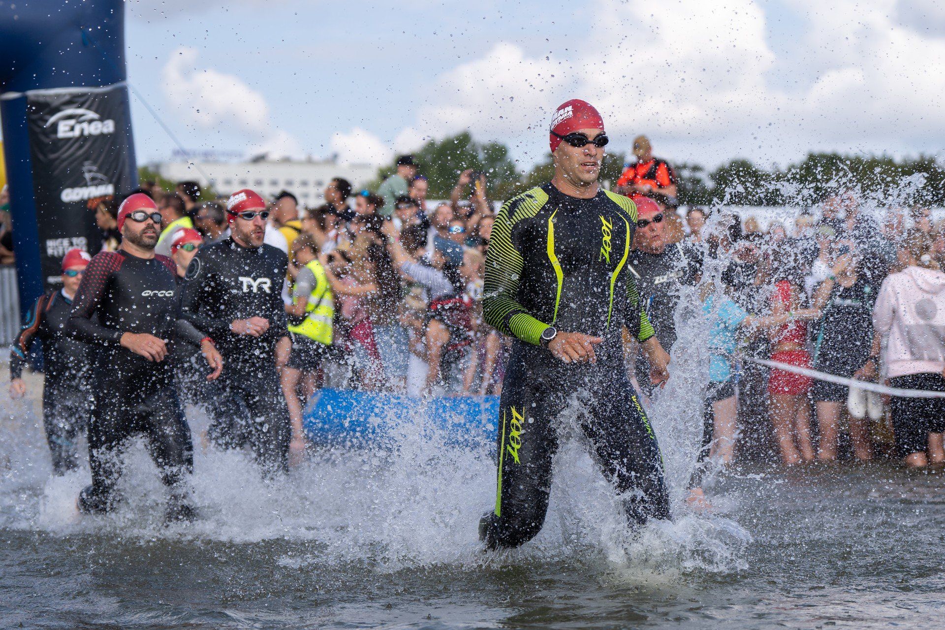 Zawodnicy na trasie w Gdyni podczas zawodów Enea Ironman 70.3 w dniu 4 sierpnia 2024 roku. Do pokonania było 1,9 km wpław, 90 km jazdy na rowerze i 21,1 km biegu