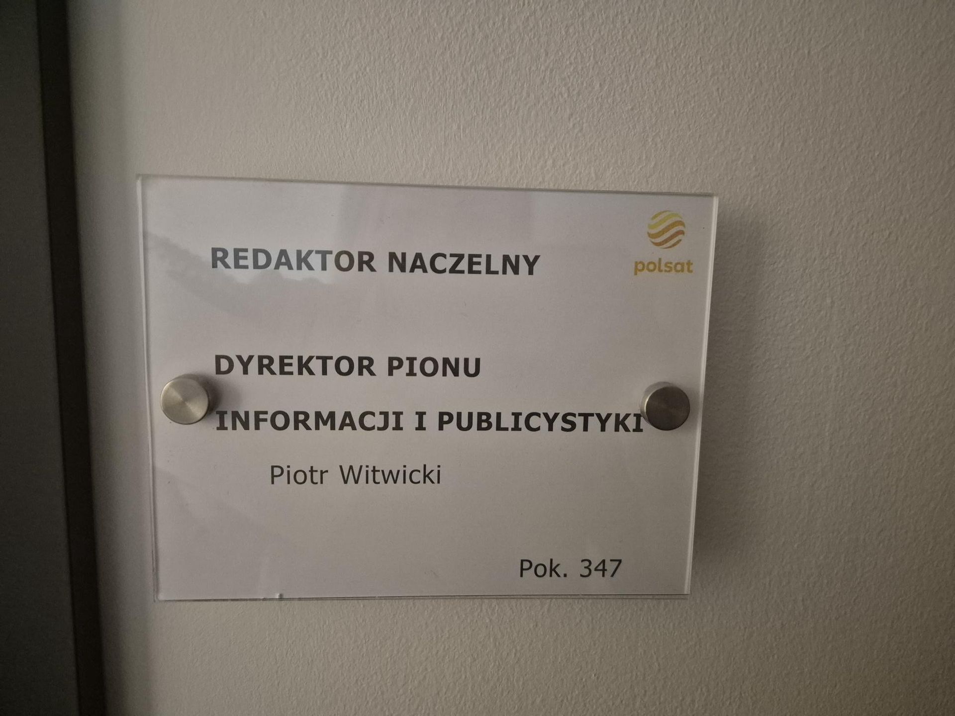 Tabliczka przy drzwiach gabinetu Piotra Witwickiego