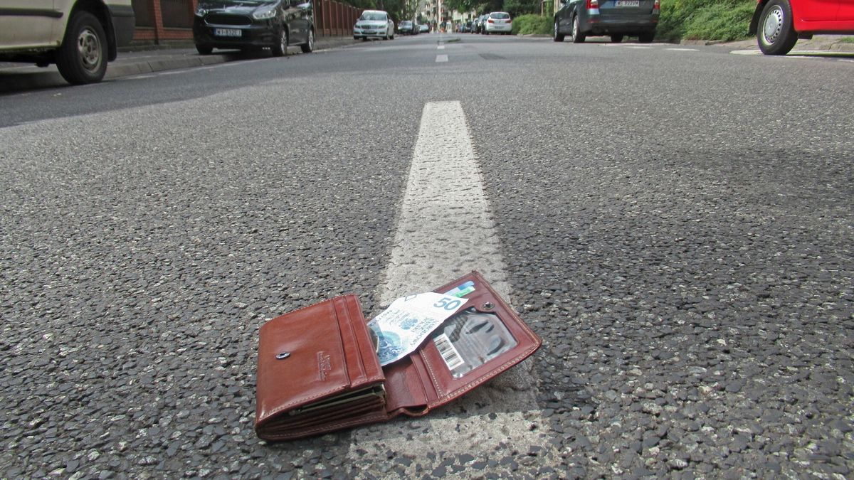 W środku znajdowały się dokumenty oraz znaczna suma pieniędzy