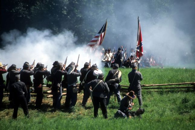 Zdjęcie rekonstrukcji historycznej pochodzi z serwisu Shutterstock