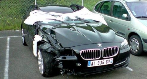 Co się stało z dachem tego BMW?