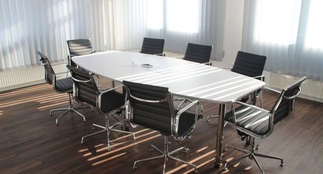 Media wciąż pracują zdalnie i zachęcają pracowników do szczepień