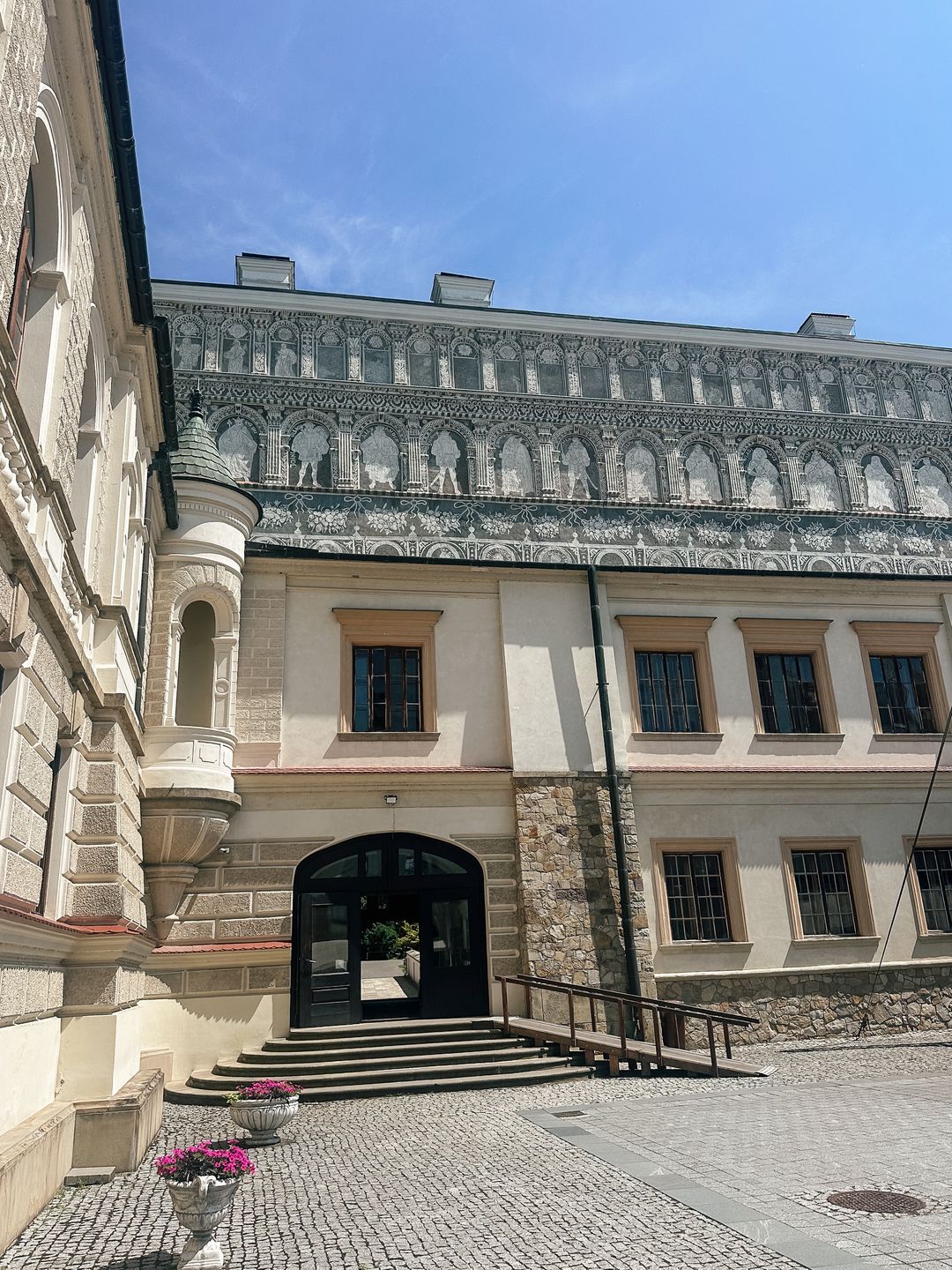 Dziedziniec zamku w Krasiczynie.
