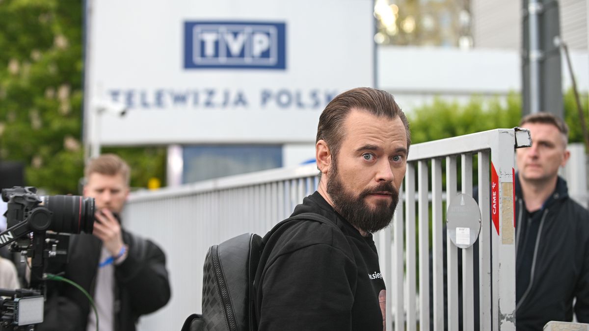 Warszawa, 12.05.2025. Wybory Prezydenta RP 2025 - kampania. Kandydat w wyborach prezydenckich Krzysztof Stanowski przed gmachem TVP w Warszawie, 12 bm. W siedzibie Telewizji Polskiej odbywa się ostatnia przedwyborcza debata kandydatów na prezydenta, transmitowana przez trzy ogólnopolskie stacje ? TVP, TVN i Polsat. (sko) PAP/Marcin Obara