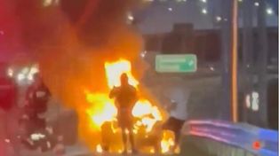 Warszawa: Pożar Tesli na trasie S7 na Ursynowie. Auto spłonęło doszczętnie