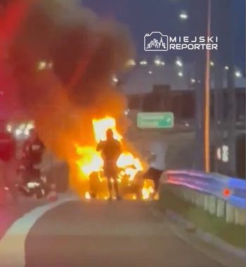 Warszawa: Pożar Tesli na trasie S7 na Ursynowie. Auto spłonęło doszczętnie