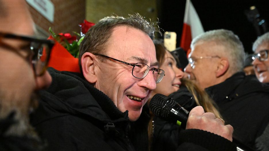 Mariusz Kamiński tuż po wyjściu z więzienia. Obok żona Barbara Kamińska i polityk PiS Stanisław Karczewski
