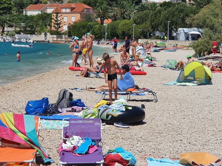 Plaża niedaleko Camp Perna