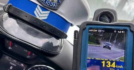 18-latek jechał 134 km/h przez miasto. Nie miał prawa jazdy