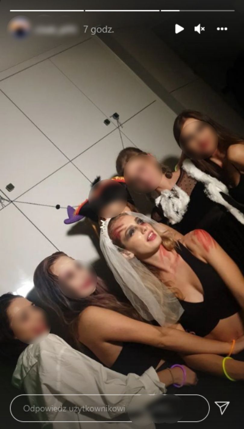 Wiktoria Gąsiewska bawi się na halloweenowej imprezie