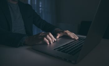 Skutki cyberataku są głębokie. Na szali stres i zwolnienia