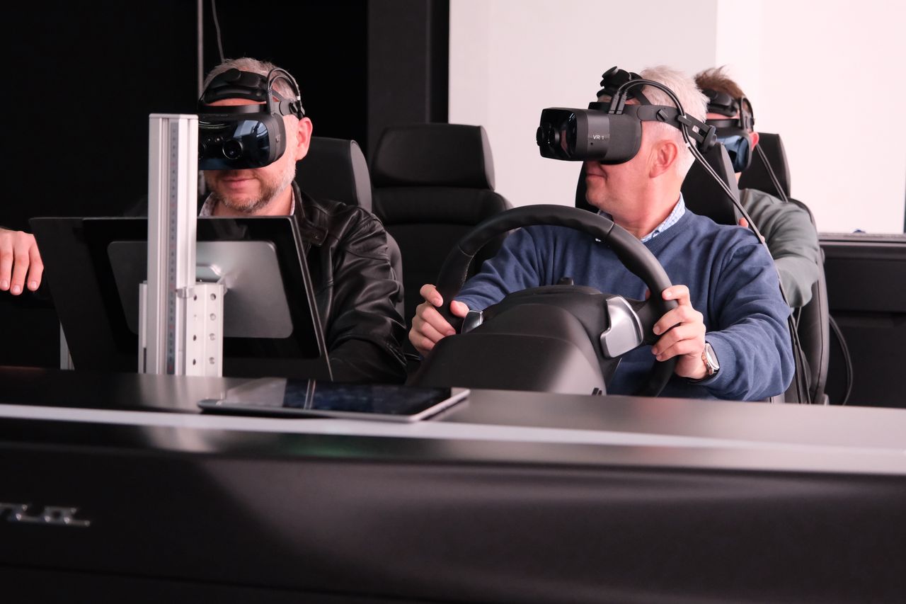 Oglądanie prototypu Izery w goglach VR