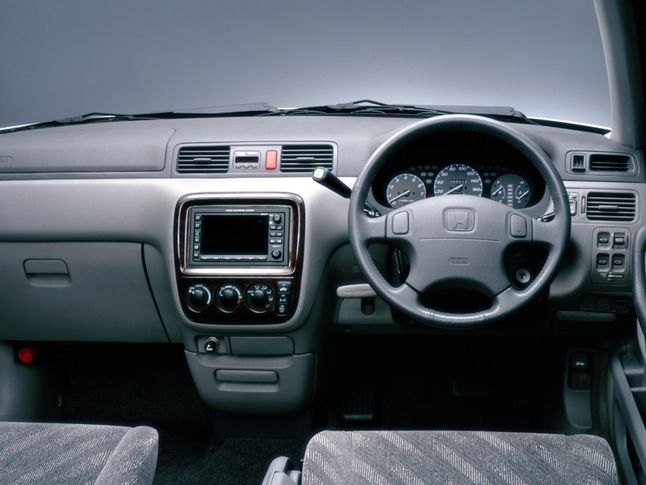 Wnętrze Hondy CR-V jest zachowawcze i typowe dla osobowych japończyków z lat 90.