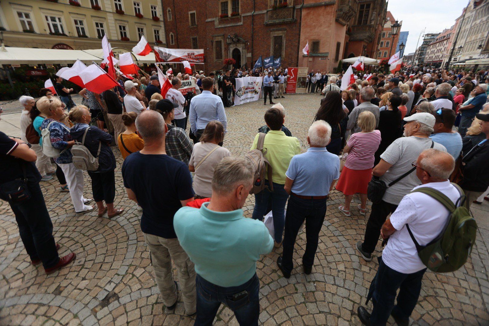 Działacze argumentowali, że miasto powinno akcentować polskie dziedzictwo i nie odtwarzać symboli kojarzonych z niemiecką lub pruską okupacją.