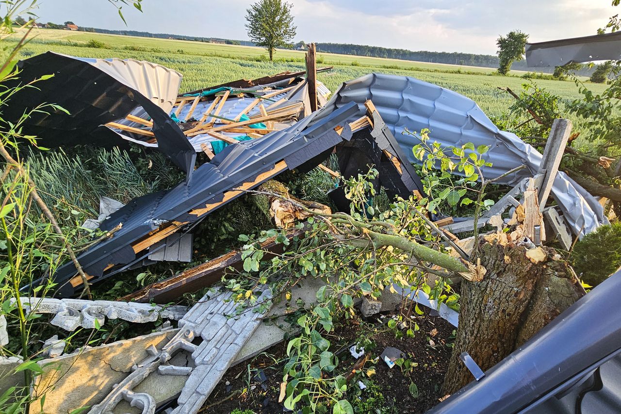 Gwałtowna wichura zerwała dach na budynku mieszkalnym w Sowinie