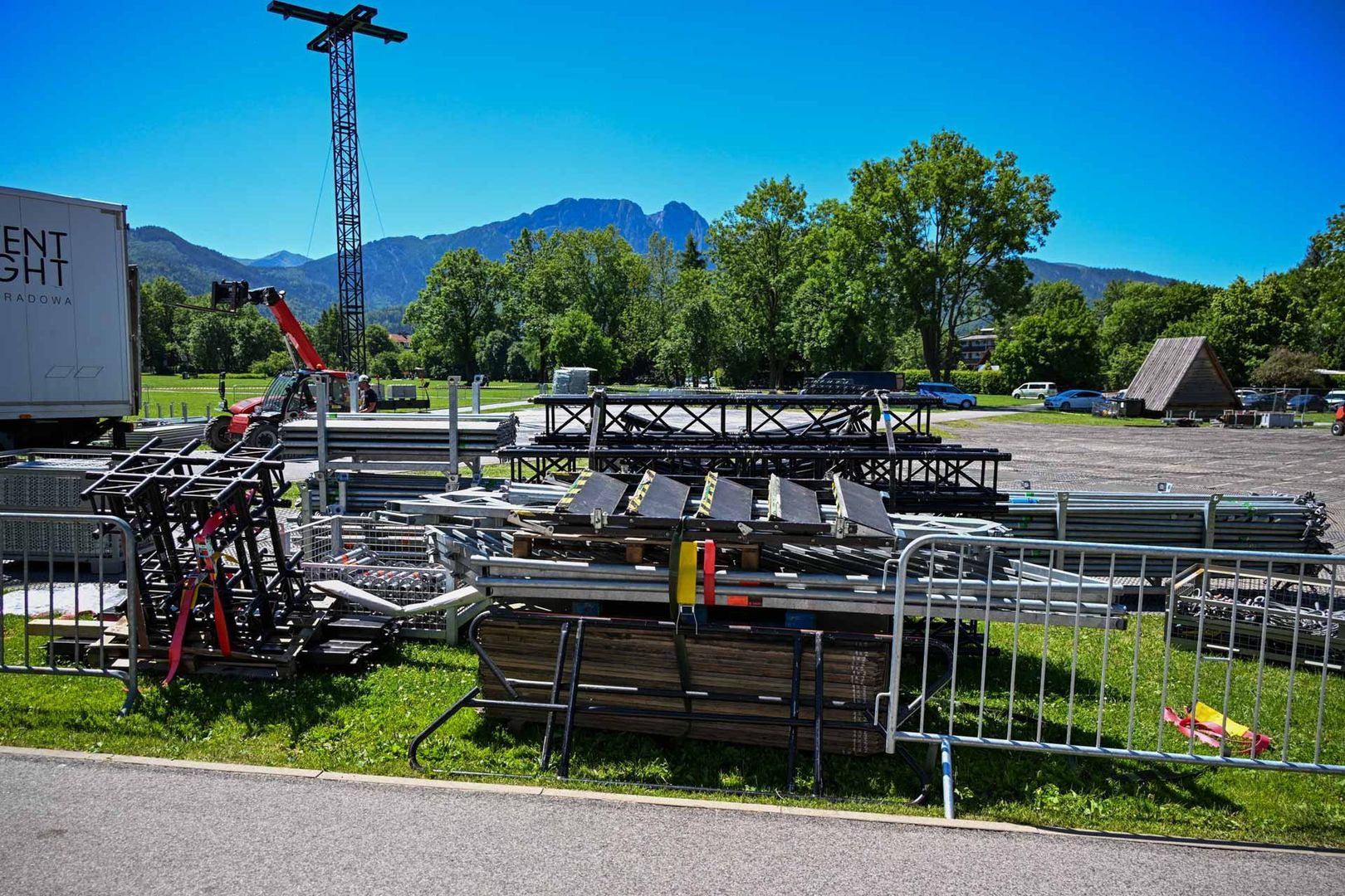 Budowa sceny na Równi Krupowej w Zakopanem