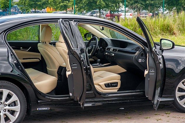 Lexus GS300h wnętrze