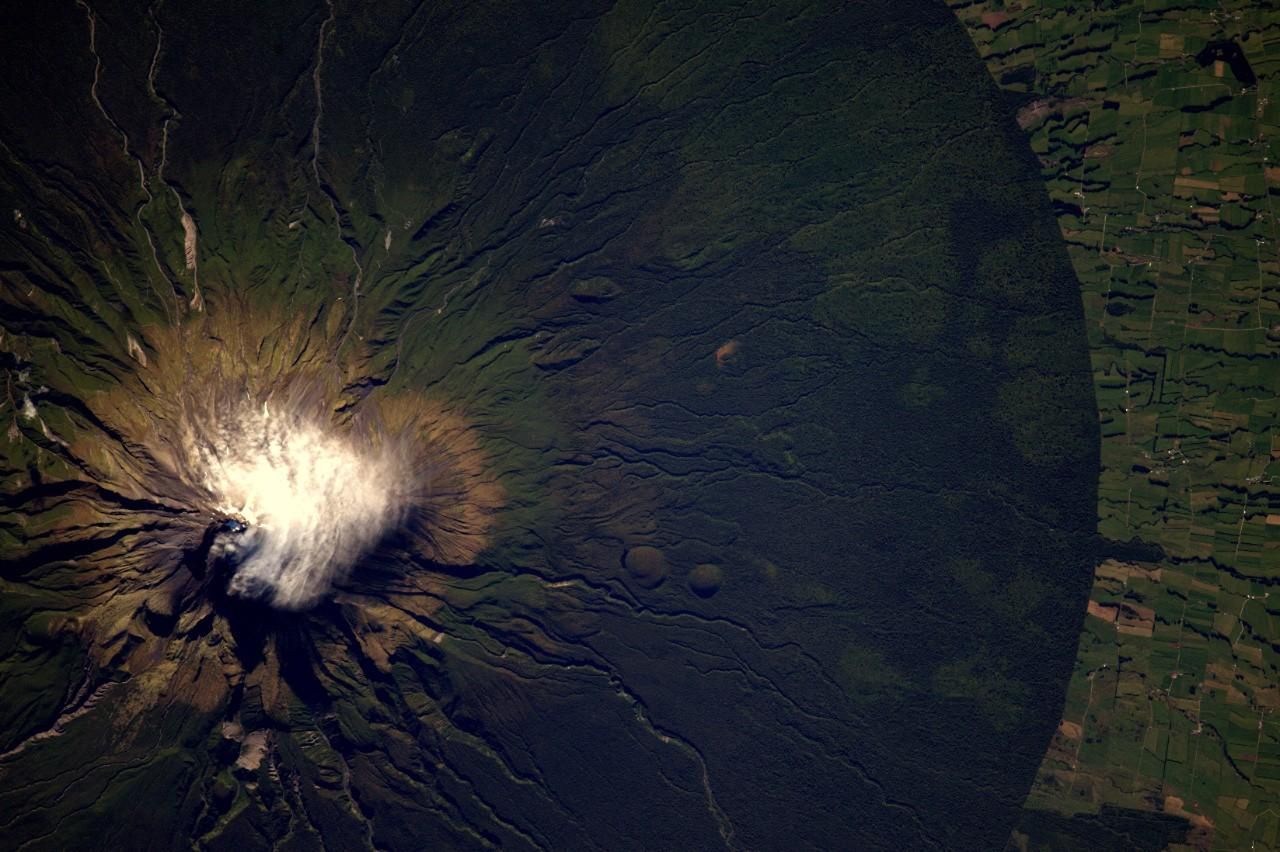 Wulkan Taranaki, czyli wyjątkowa góra pośrodku równiny