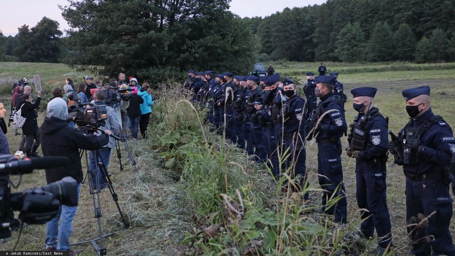 Uchod?cy na granicy polsko-bia?oruskiej
Fot. Jakub Kaminski/East News, Usnarz Gorny (woj. podlaskie), 24.08.2021.  Obozowisko uchodzcow m.in. z Afganistanu na granicy polsko-bialoruskiej. Straz graniczna od kilkunastu nie wpuszcza ich do Polski, bialoruscy pogranicznicy nie pozwalaja im wrocic na Bialorus.
Jakub Kaminski