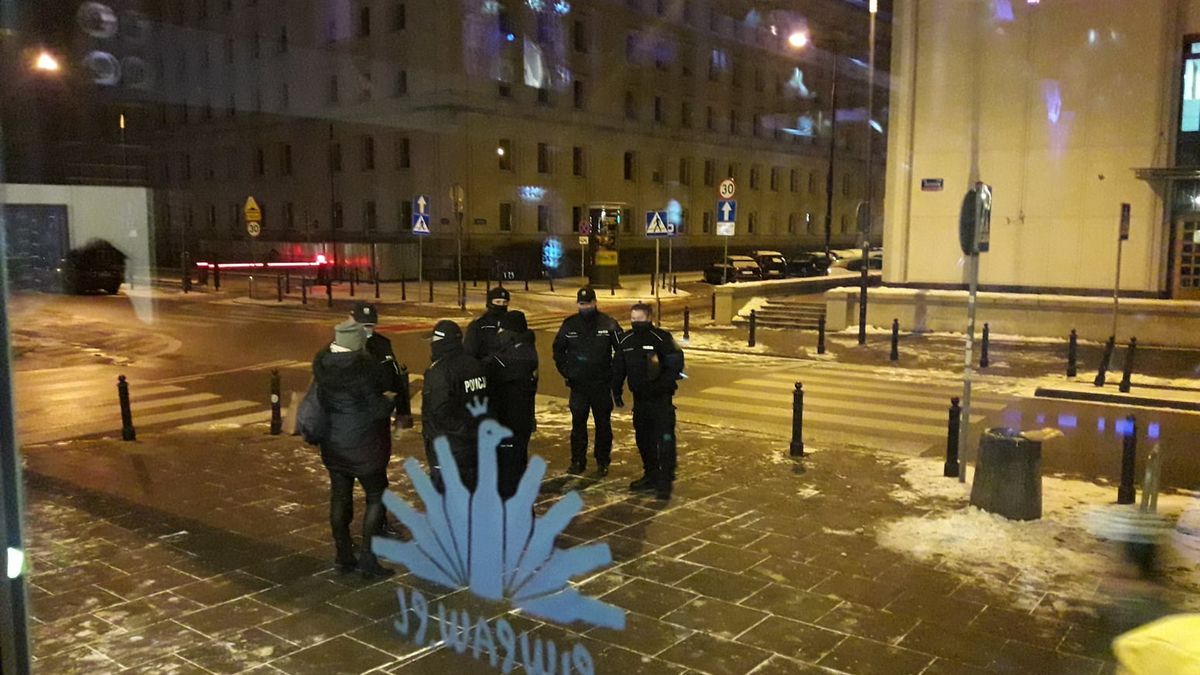 Policja regularnie pojawia się pod warszawskim klubem, w którym, mimo zakazu, odbywają się imprezy