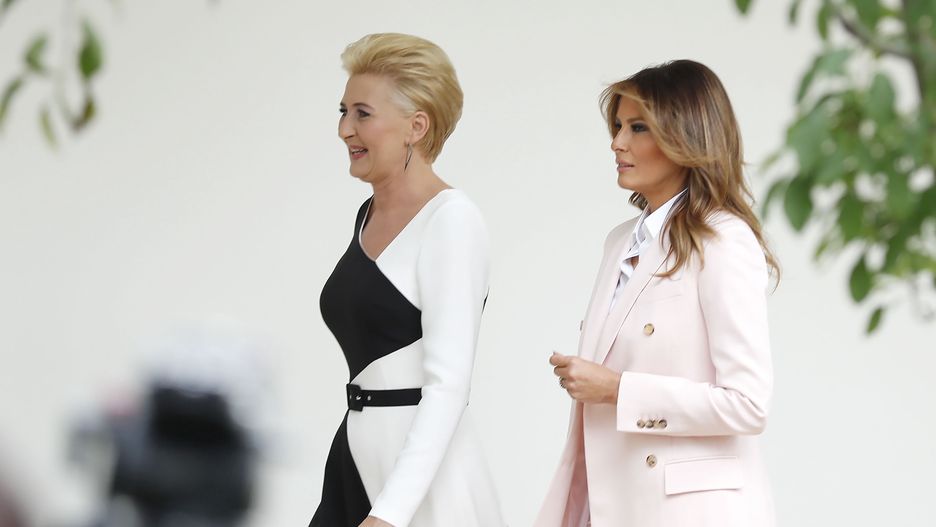 Christian Paul komentował w materiale "Wiadomości" stylizacje Agaty Kornhauser-Dudy