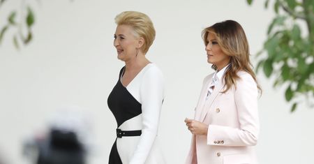 "Wiadomości" poprosiły amerykańskiego projektanta o ocenę stylizacji Agaty Kornhauser-Dudy. Pojawiły się podejrzenia, że Christian Paul nie istnieje