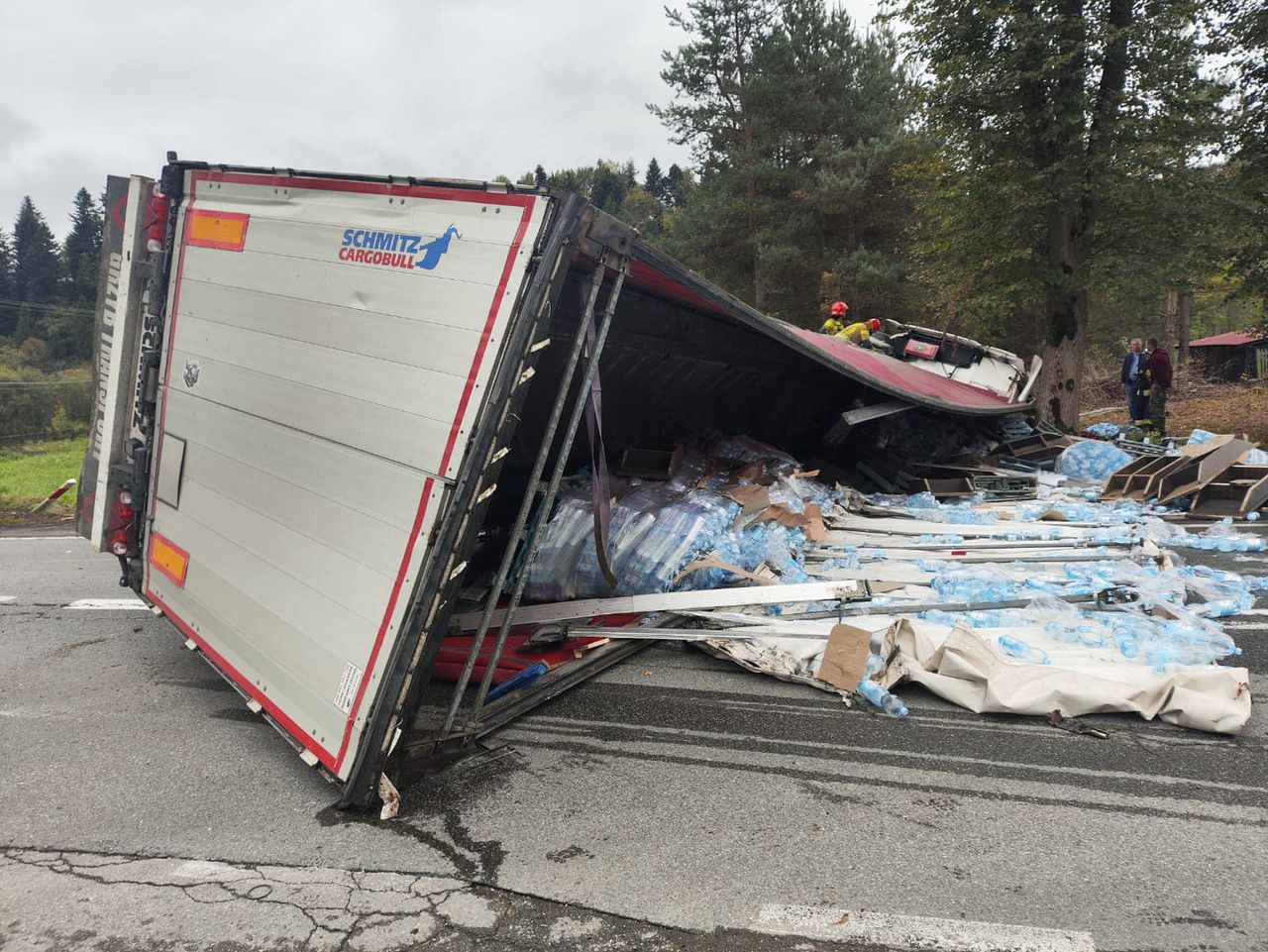 Tragiczny wypadek koło Nowego Sącza. Zderzenie ciężarówki z osobówką