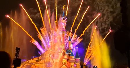 Niesamowite, co dzieje się o 22.40 w Disneylandzie. Tłum zbiera się dużo wcześniej