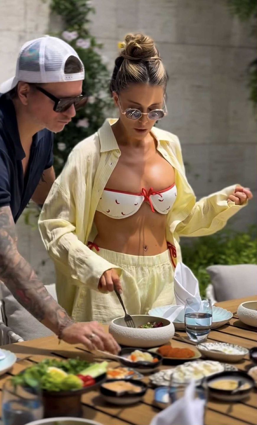 Małgorzata Rozenek w staniku w papryczki gotuje z Radziem