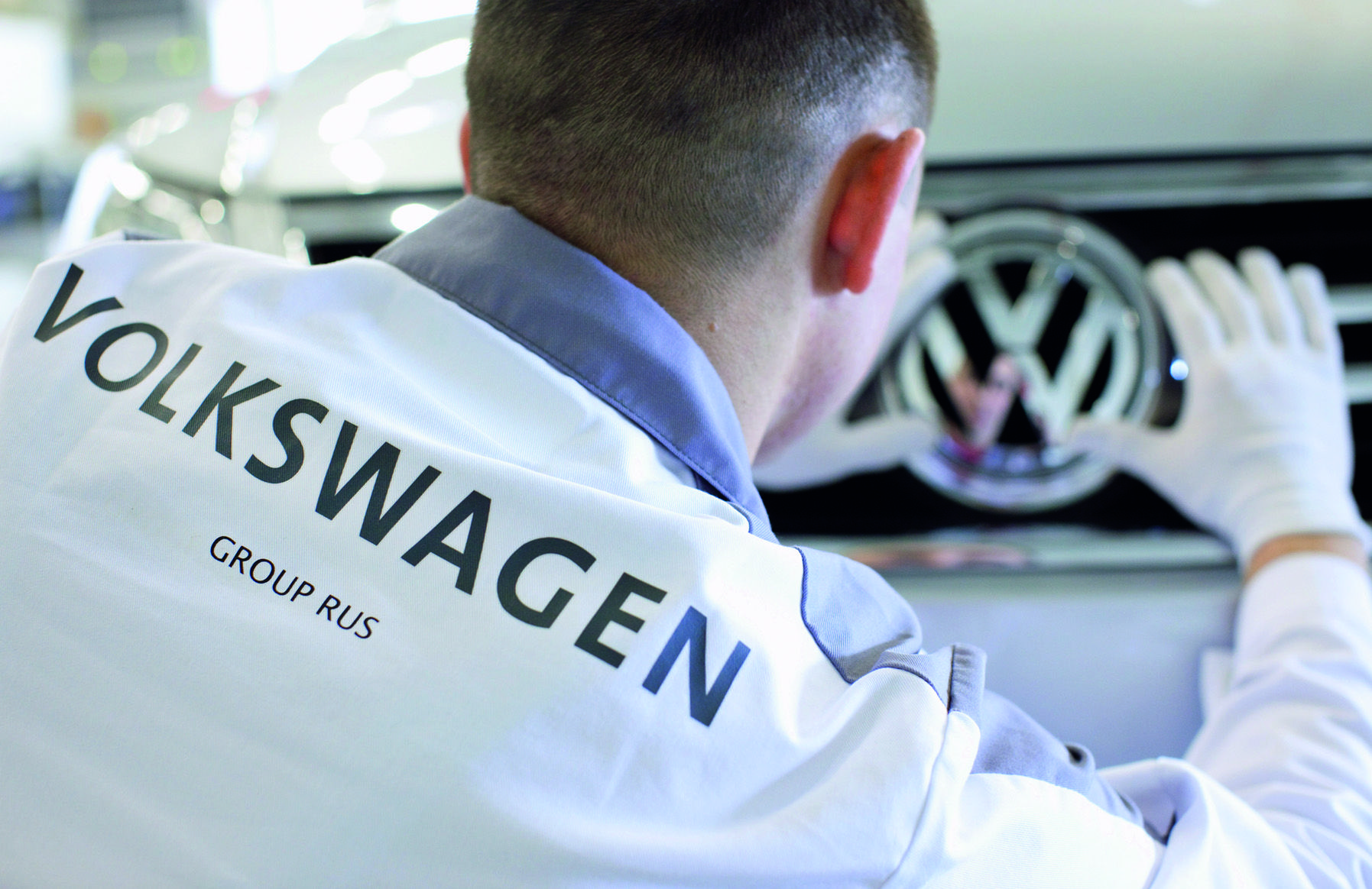 Start der Volkswagen Vollproduktion am Dienstag (20.10.2009) im Volkswagenwerk in Kaluga / Russland. Ein VW-Mitarbeiter sÃ¤ubert ein VW-Logo. Photo: Volkswagen / Friso Gentsch