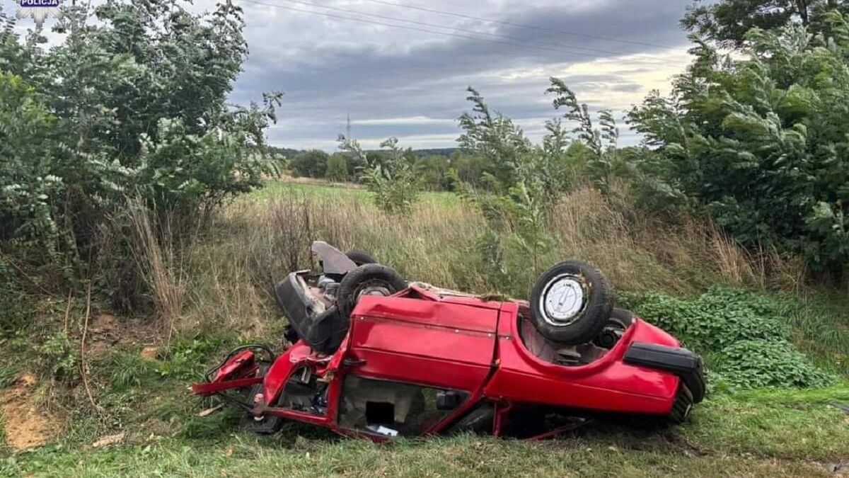 Volkswagen leży na dachu