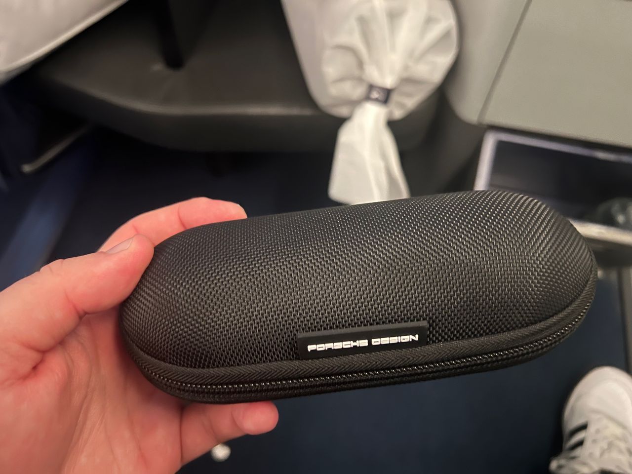 Podczas rejsu do Buenos Aires pasażerowie klasy biznes otrzymali kosmetyczki Porsche Design, przypominające etui na okulary (i mogą później pełnić tę rolę, bo zawierają ściereczkę z mikrofibry)