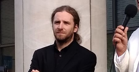Poseł Konfederacji rozebrał się na ulicy niemal do rosołu. Wyciągnęli stare nagranie