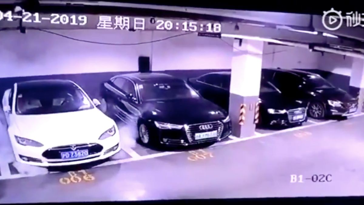 Czarny element na przodzie wskazuje, że to Tesla Model S sprzed liftingu