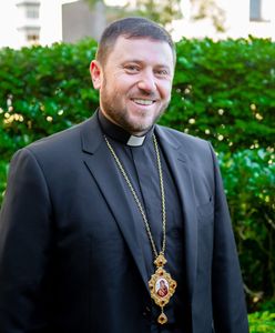 Jest najmłodszym kardynałem. Będzie wybierał nowego papieża